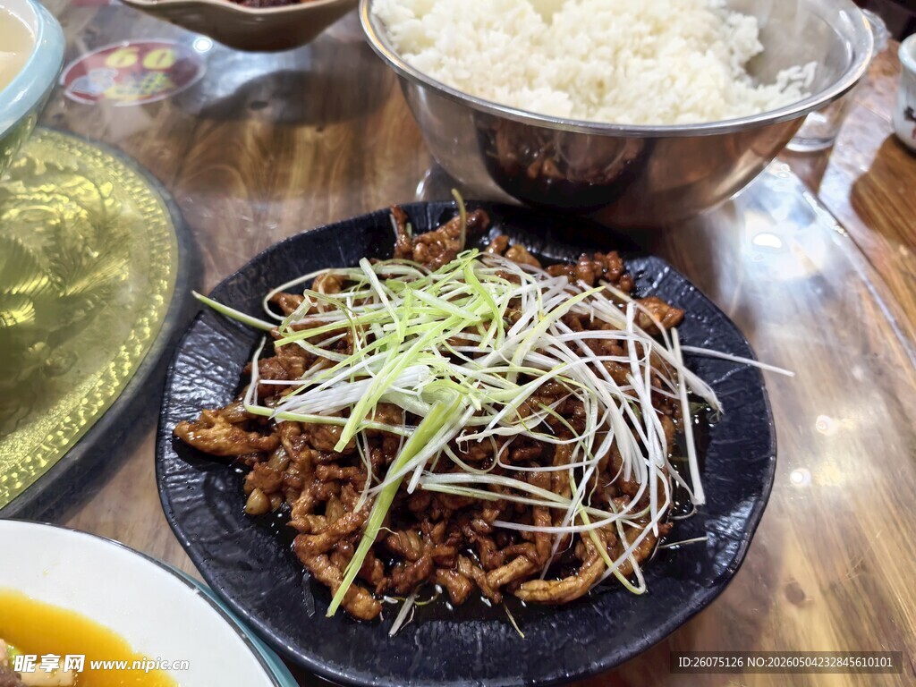 美味京酱肉丝菜肴摆于餐桌