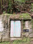 岩壁中的神秘石碑