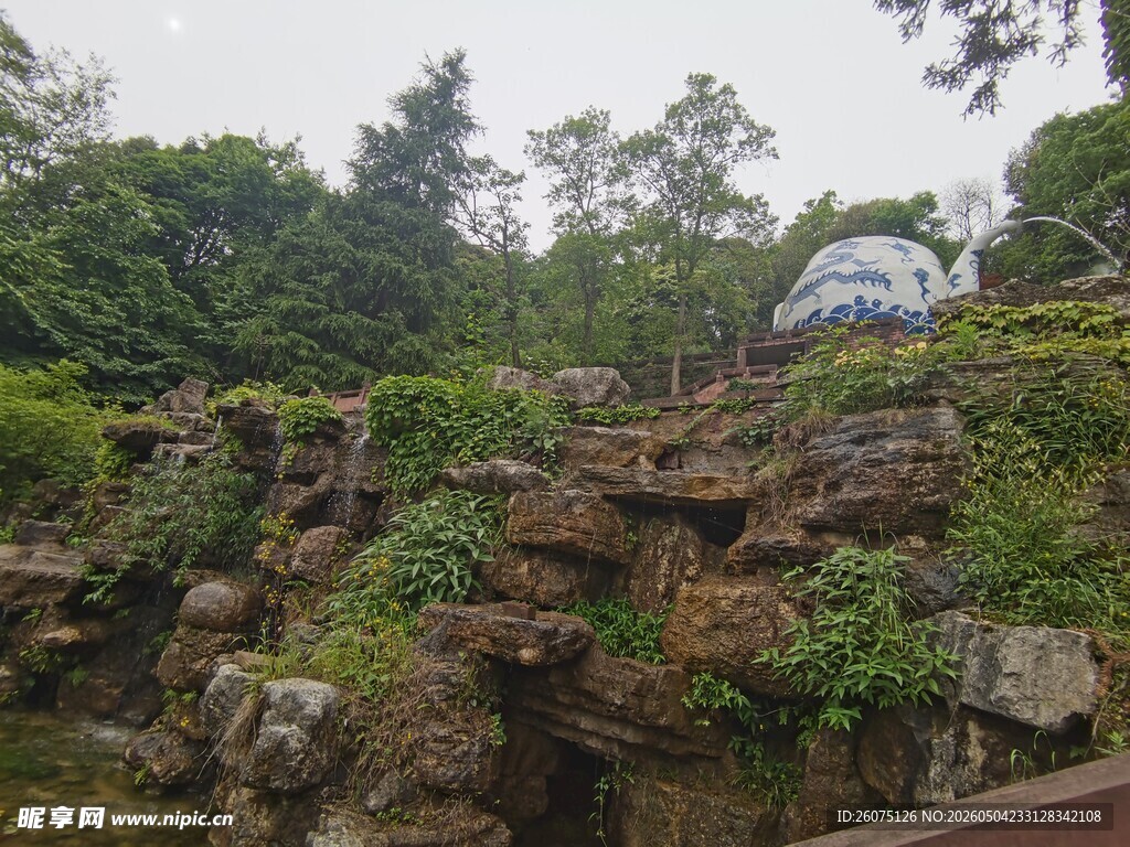 山间绿植环绕的别致景观