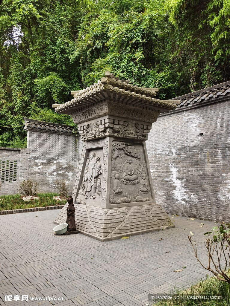 古雅石亭静处园林一角