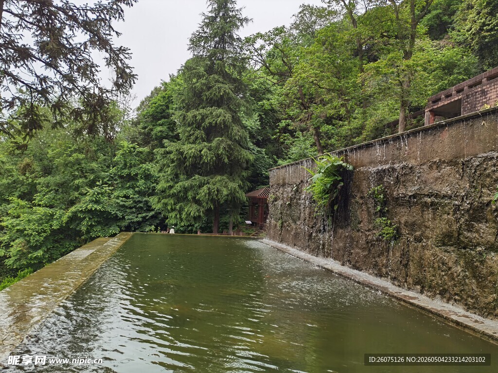山间绿水绕石景