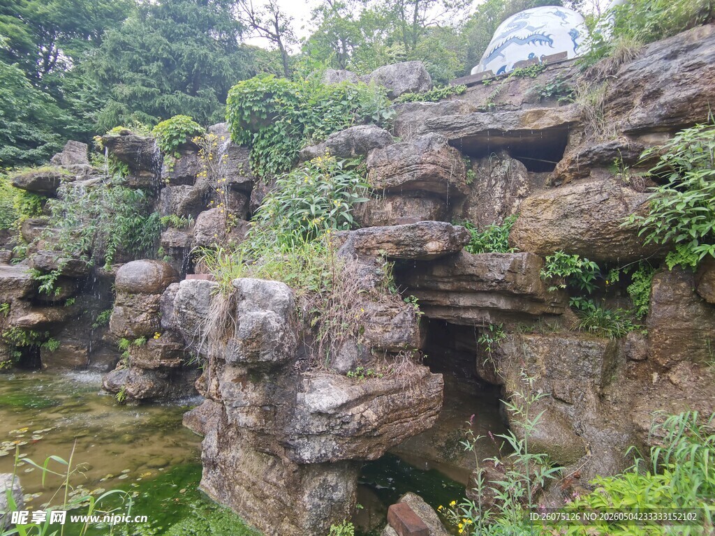 自然山石景观绿意环绕