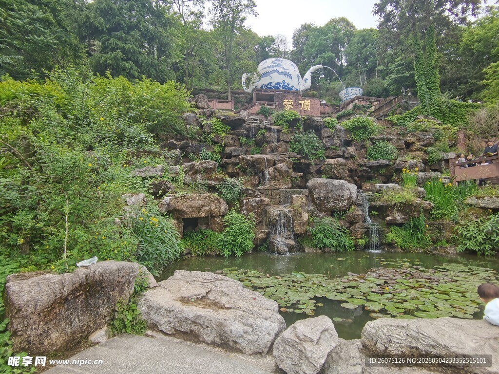 园林假山景观绿意盎然