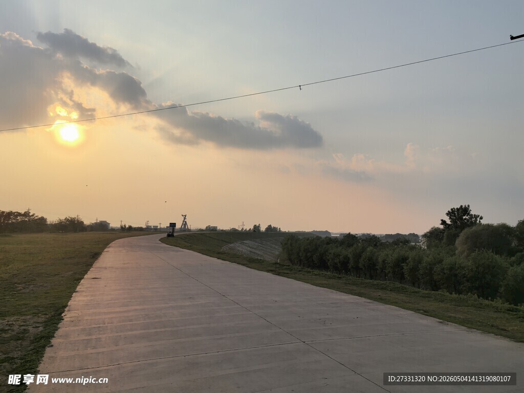 夕阳下的乡间水泥路