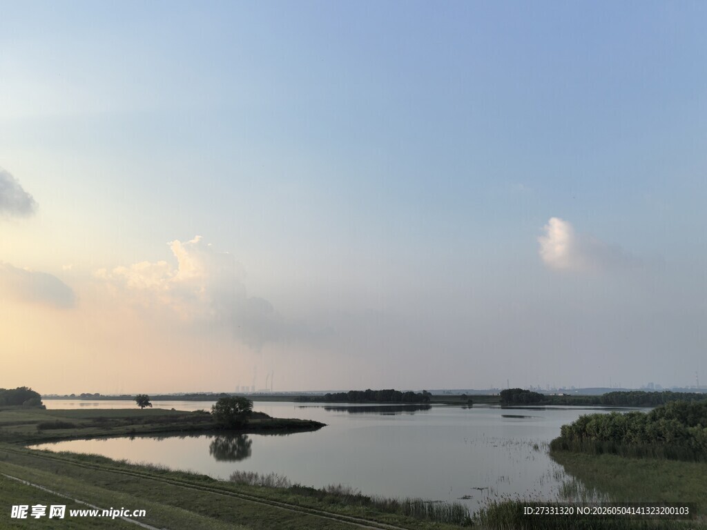 湖畔黄昏美景