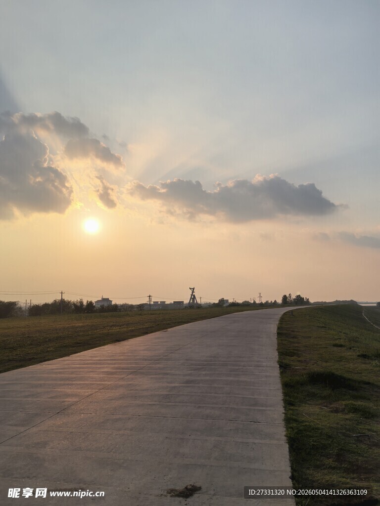 夕阳下的乡间小路