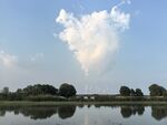 湖畔蓝天白云如画风景
