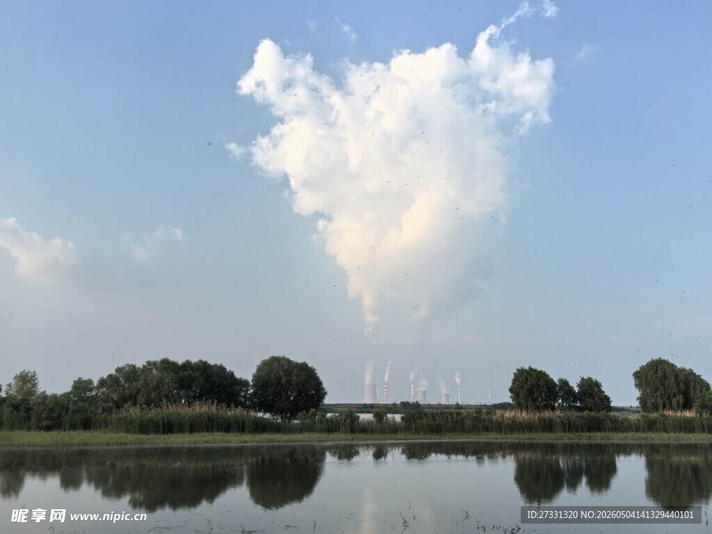 湖畔蓝天白云如画风景