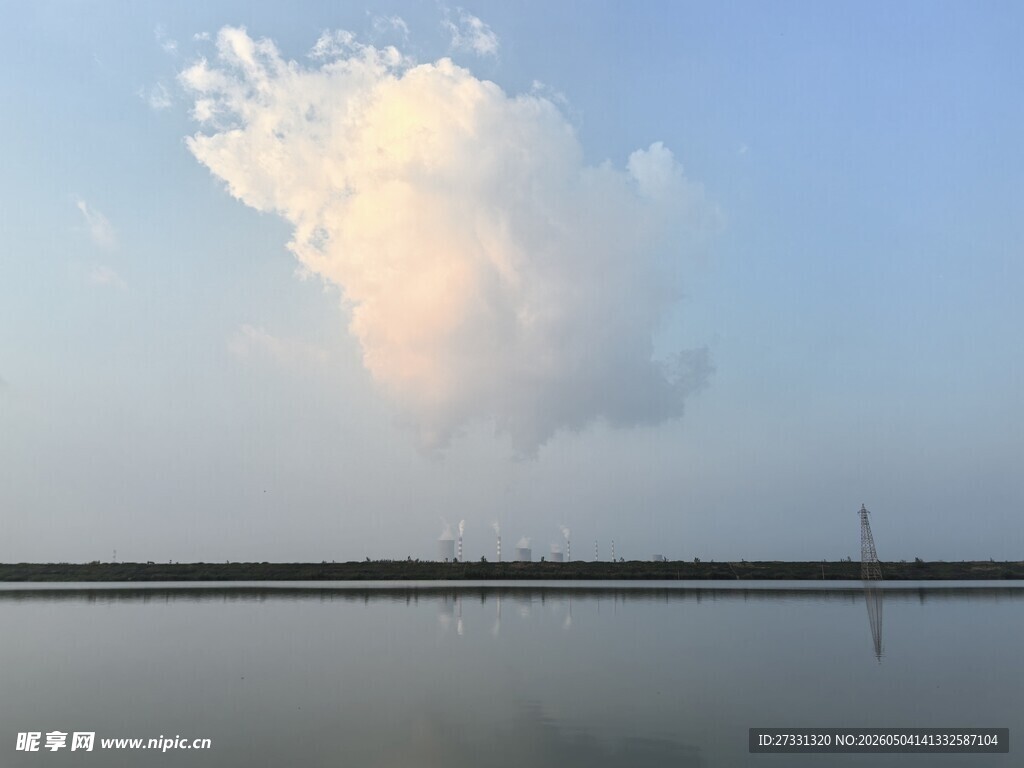 湖畔云景