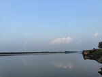 宁静湖面与岸边风光