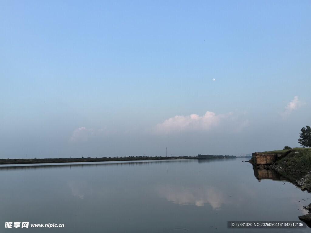 宁静湖面与岸边风光