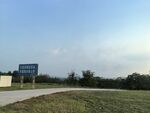 公路旁的蓝色广告牌景观