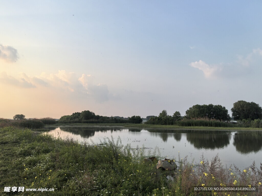 湖畔黄昏美景