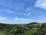 青山绿树间的蓝天景致