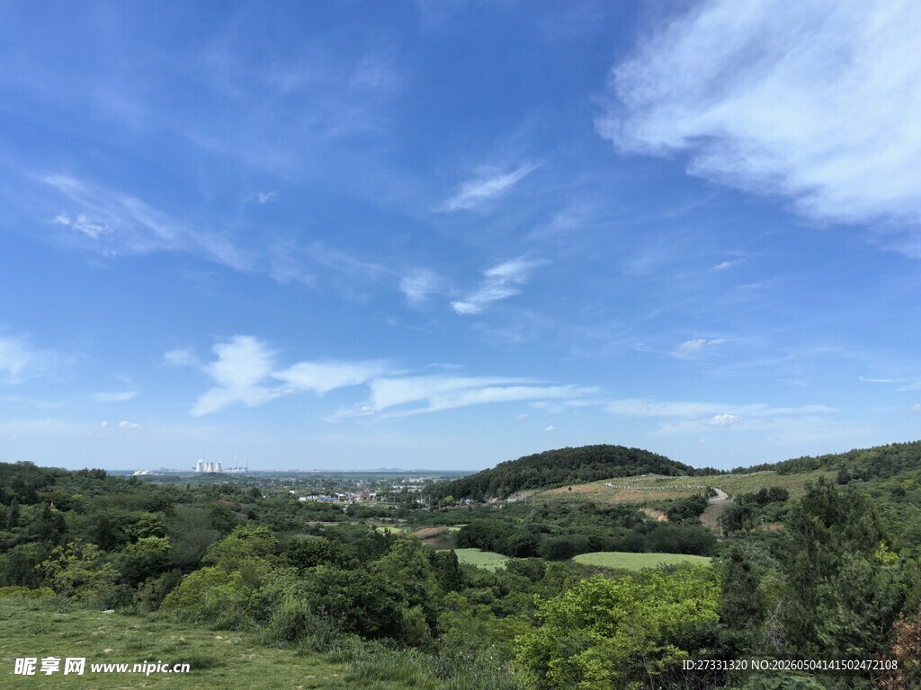青山蓝天间的美丽自然景致