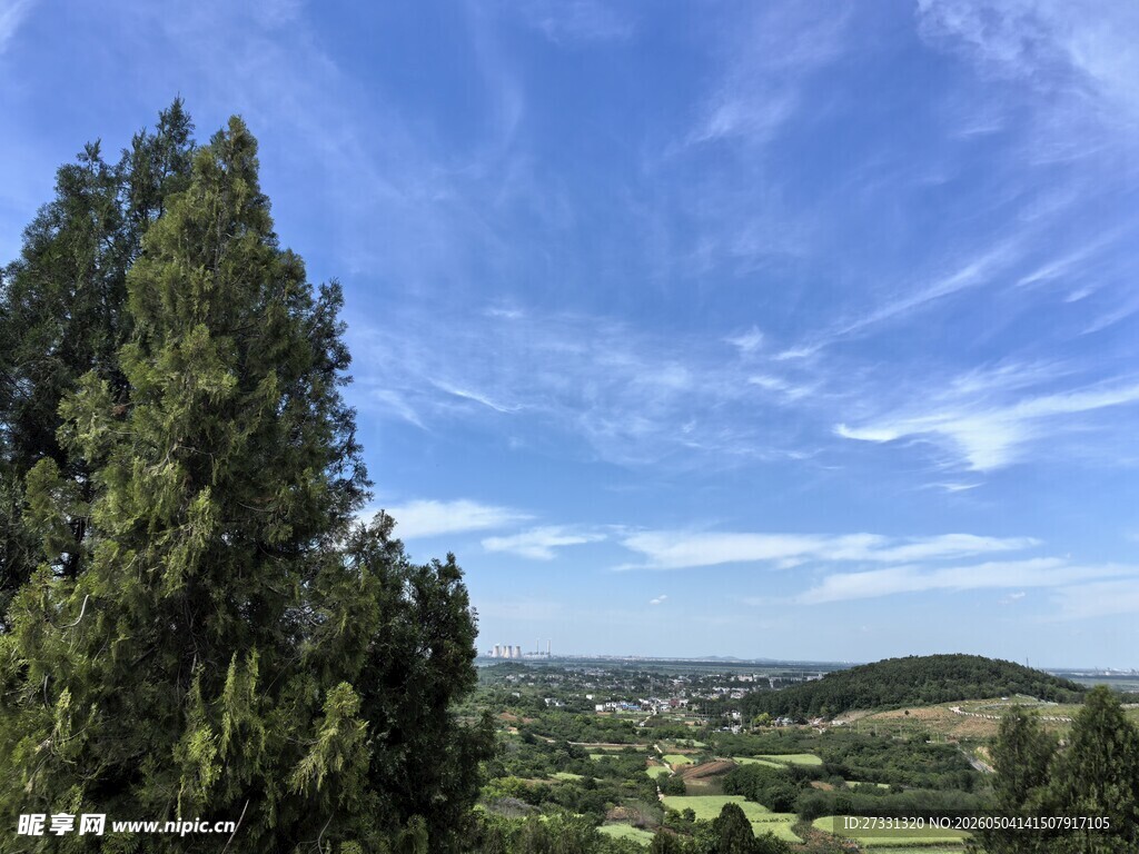 蓝天绿树间的开阔景致