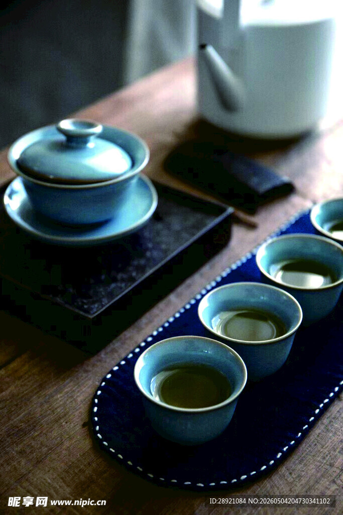 中式茶具与精致品茗杯