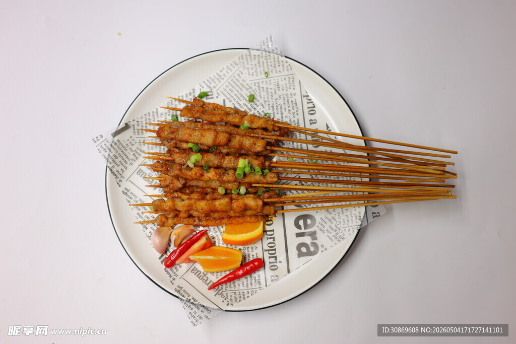 美味烤串置于盘中