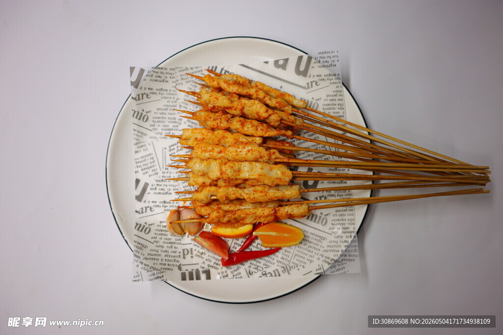美味鸡肉串摆于盘中