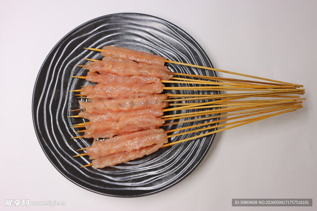 美味烤肉串置于盘上