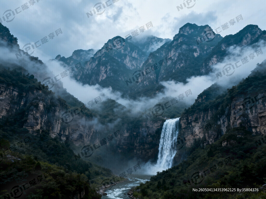做幅有高山连绵起伏云雾缭绕