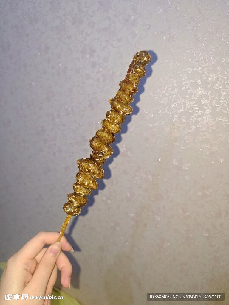 手持美味山药豆冰糖葫芦