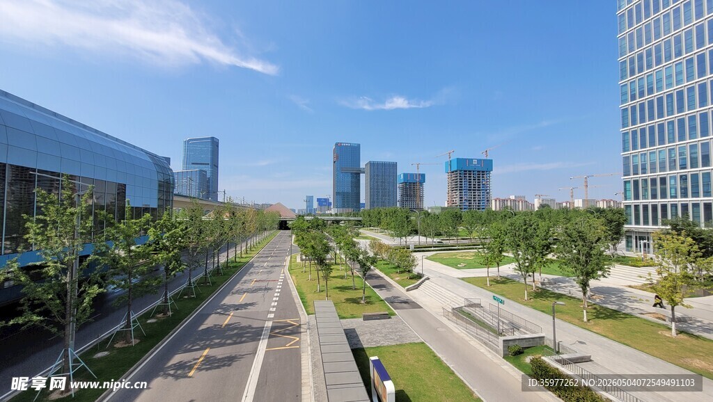 城市宽阔道路与高楼景观