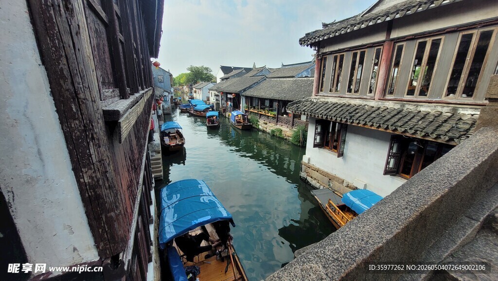 周庄水乡河道与沿岸建筑
