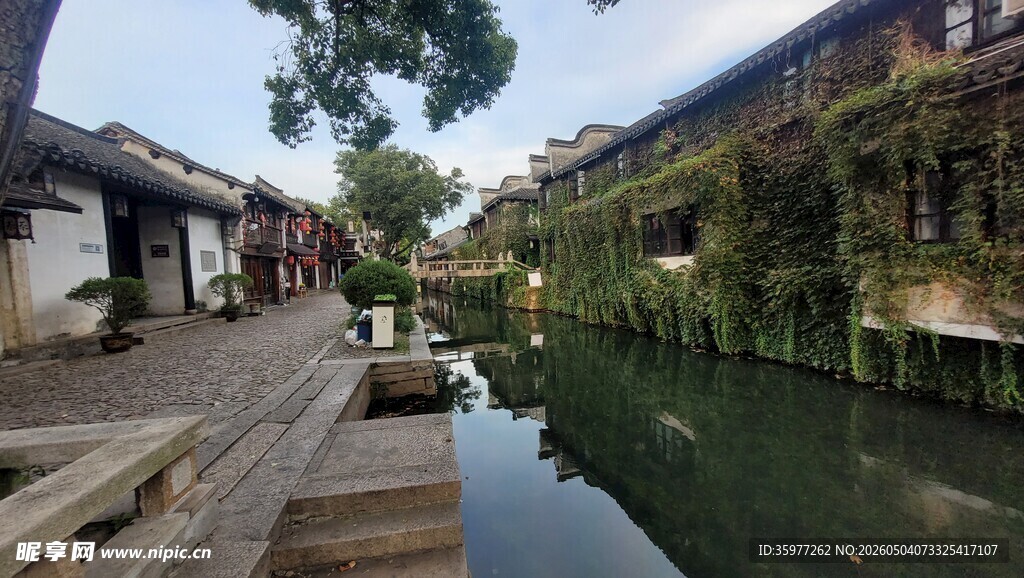 周庄古巷河道美景