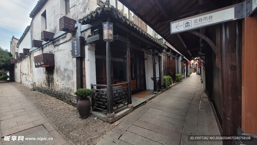 周庄小巷中的传统建筑