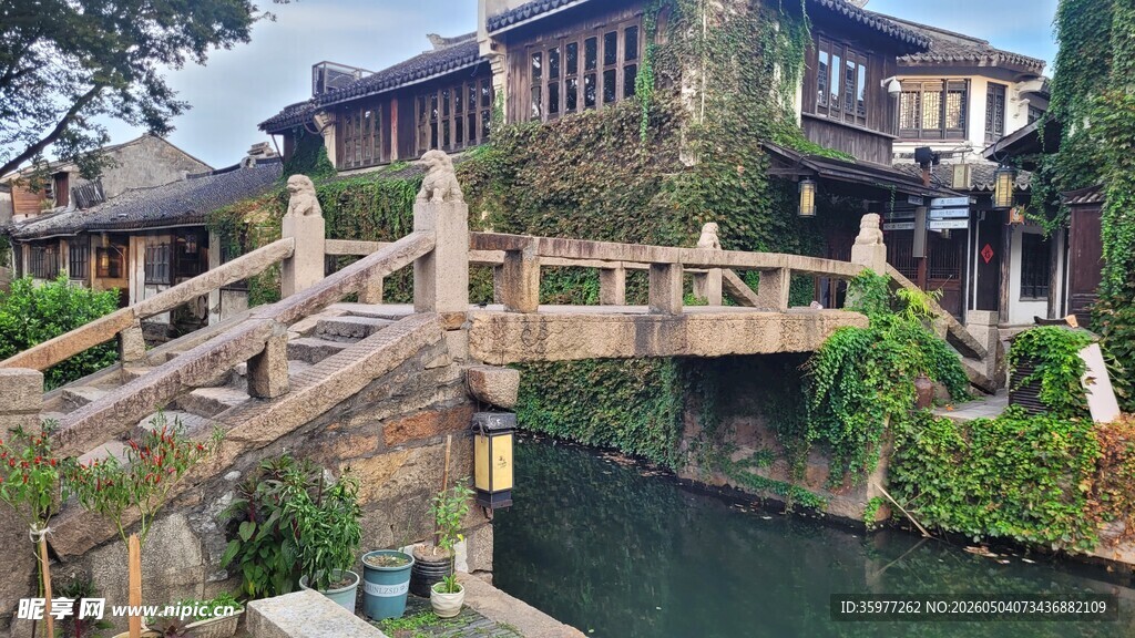 古桥流水旁的中式传统建筑