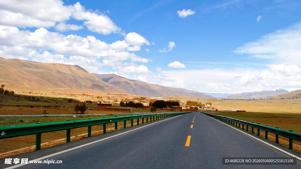 宽阔公路伸向远方