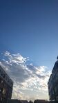 城市上空的蓝天白云