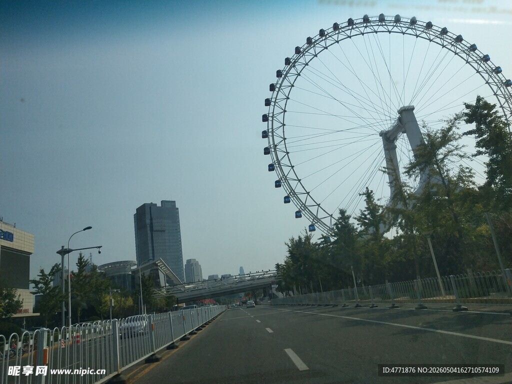 城市道路旁的巨型摩天轮