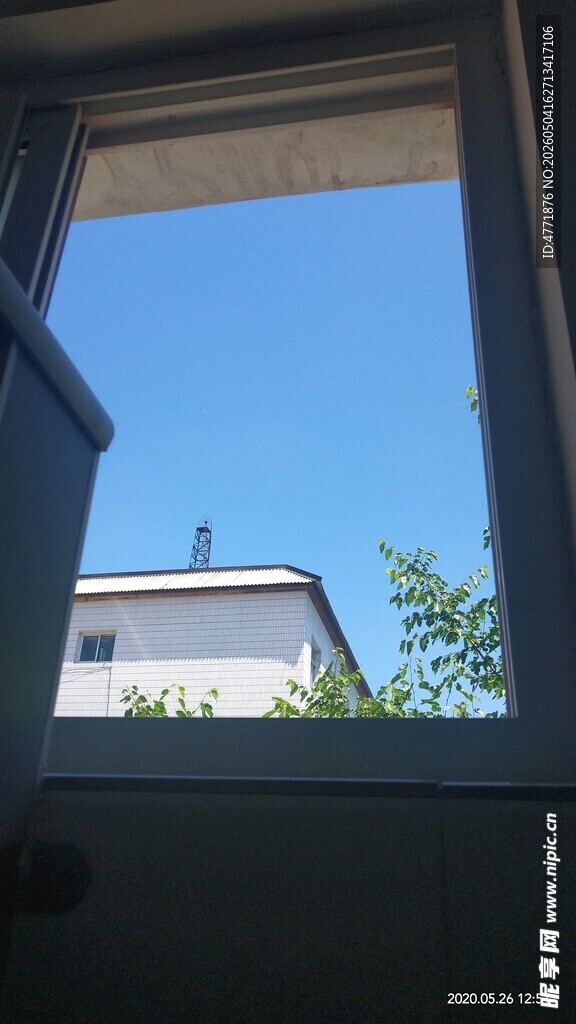 窗外蓝天与房屋景色
