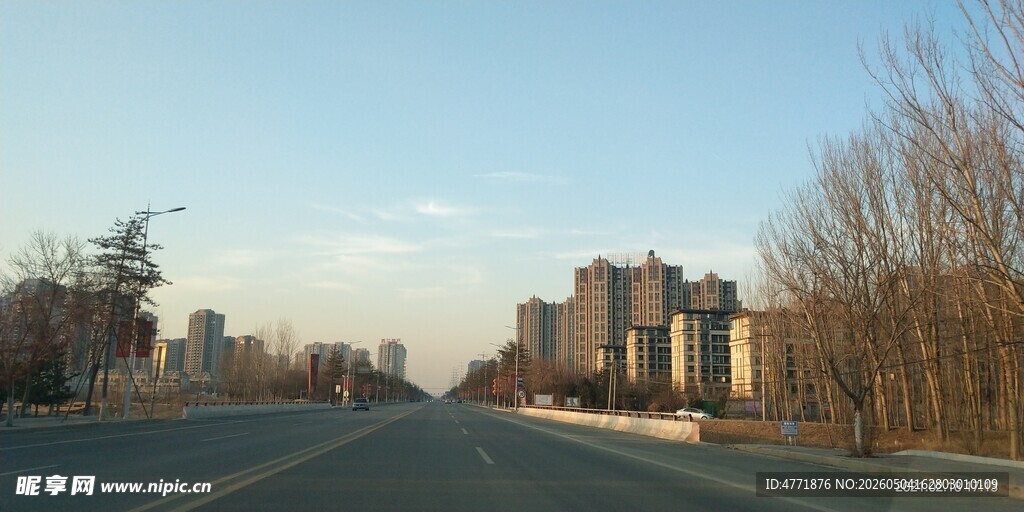 城郊道路旁的楼宇景观