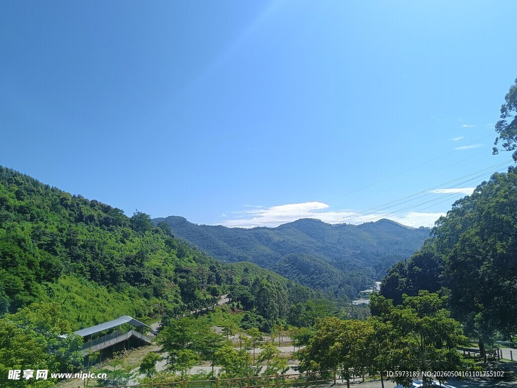 山间美景 绿意盎然的山谷