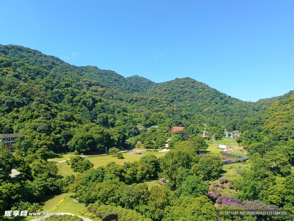青山绿野间的美丽景致