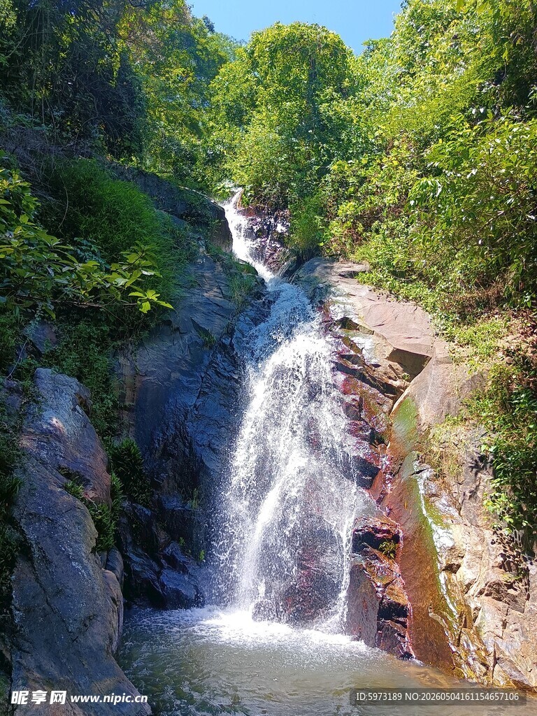 山间瀑布美景