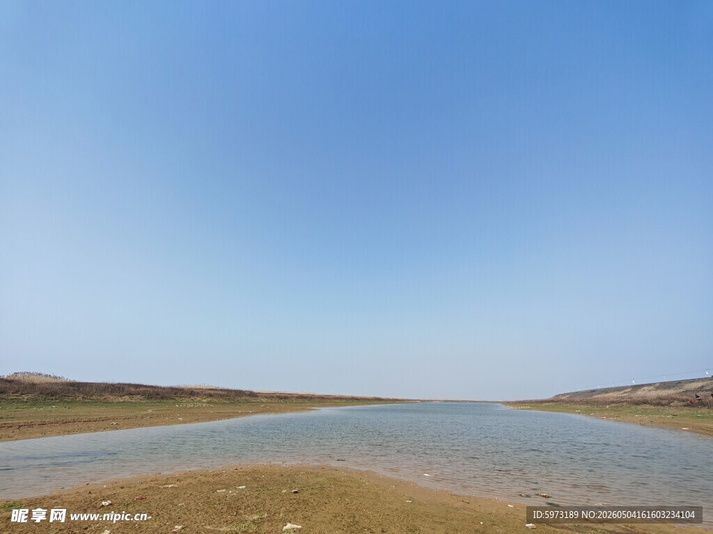 广阔水域与蓝天相接之景