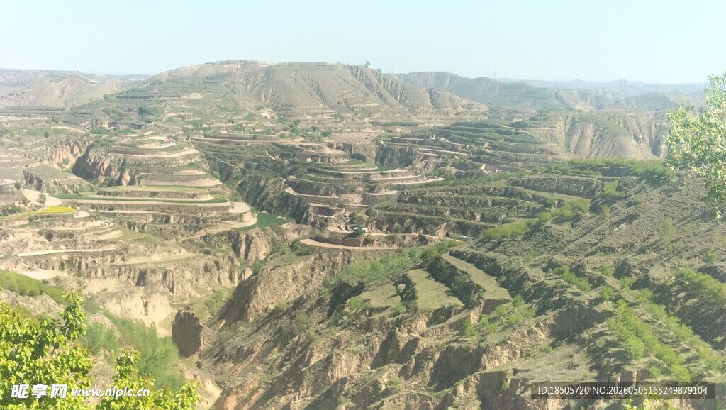壮丽山峦景观