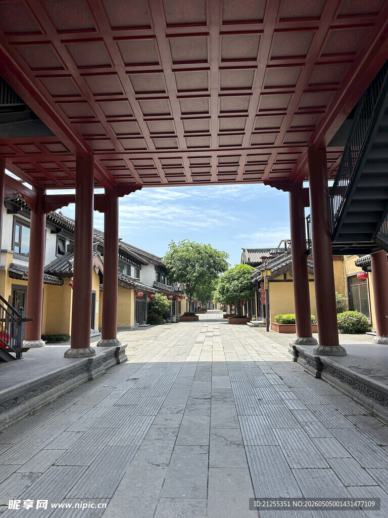 古建长廊下的宁静庭院