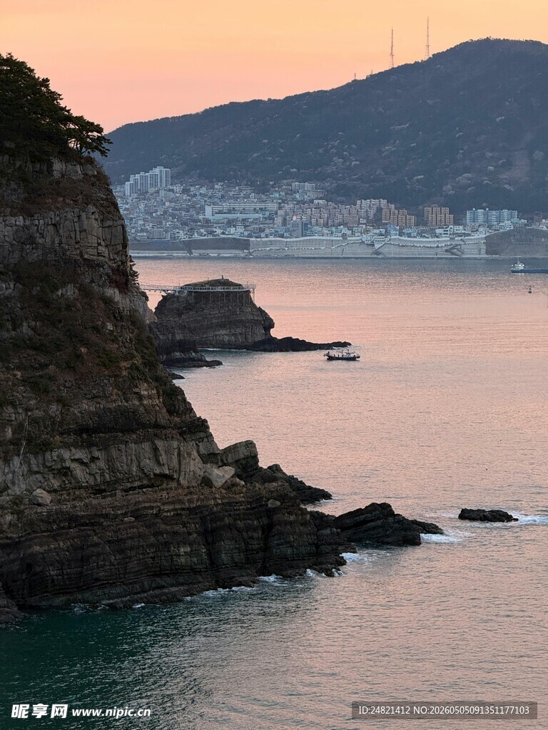 黄昏下的海边岩石美景