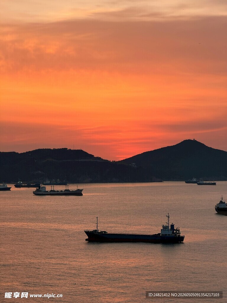 海上夕阳下的航行船只
