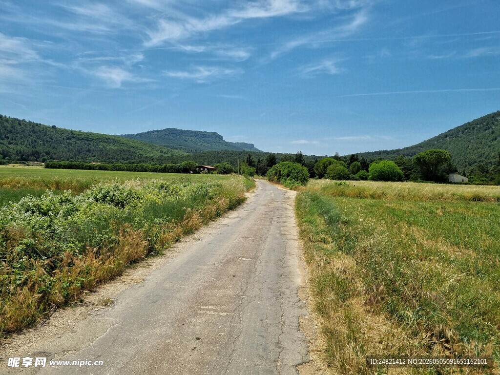 乡间土路通往绿野青山