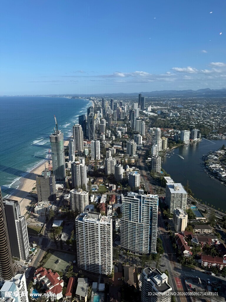 俯瞰繁华都市与蔚蓝海景