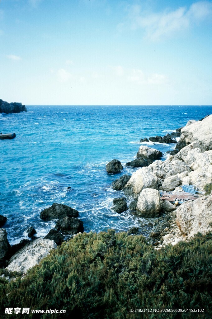 海边岩石与蔚蓝大海景观