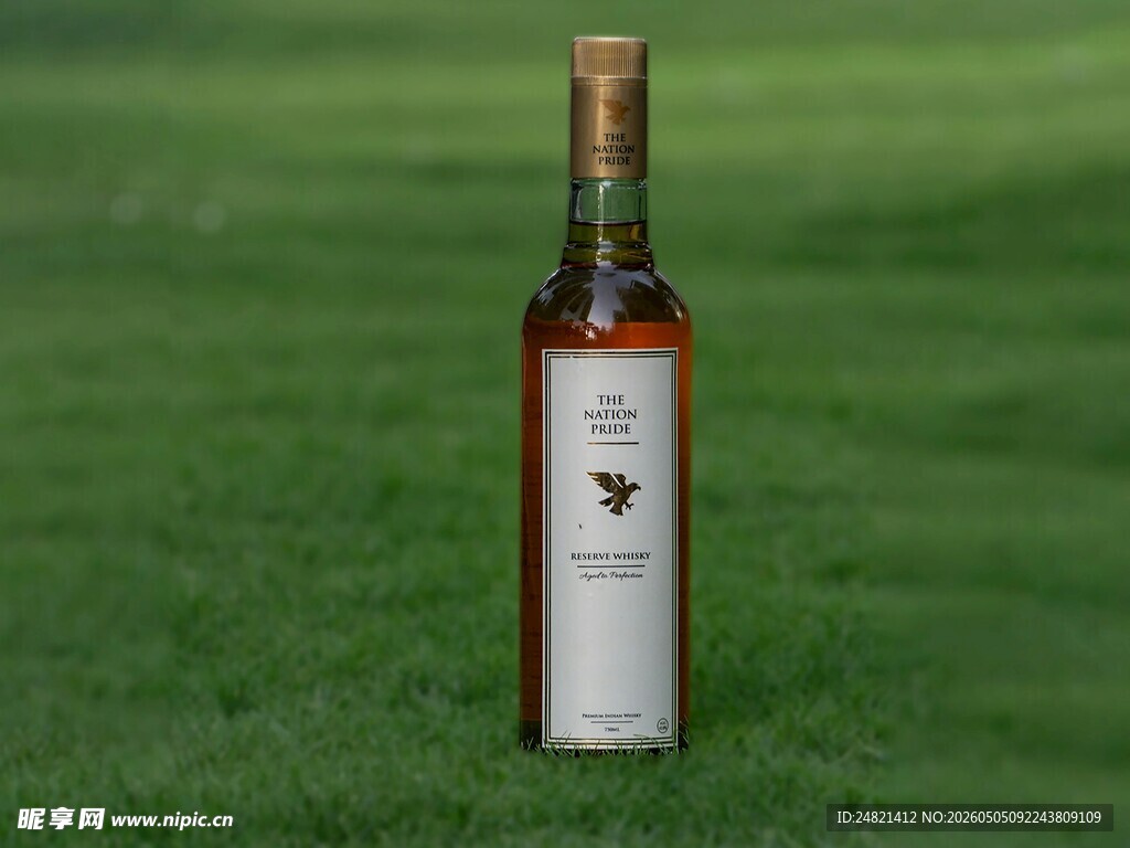 草地上的一瓶酒