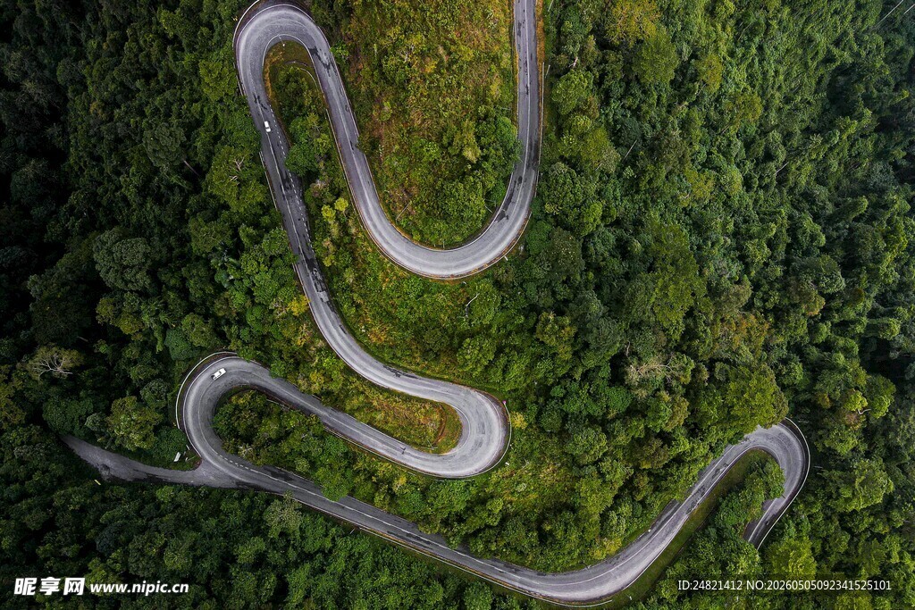 山间蜿蜒的绝美公路