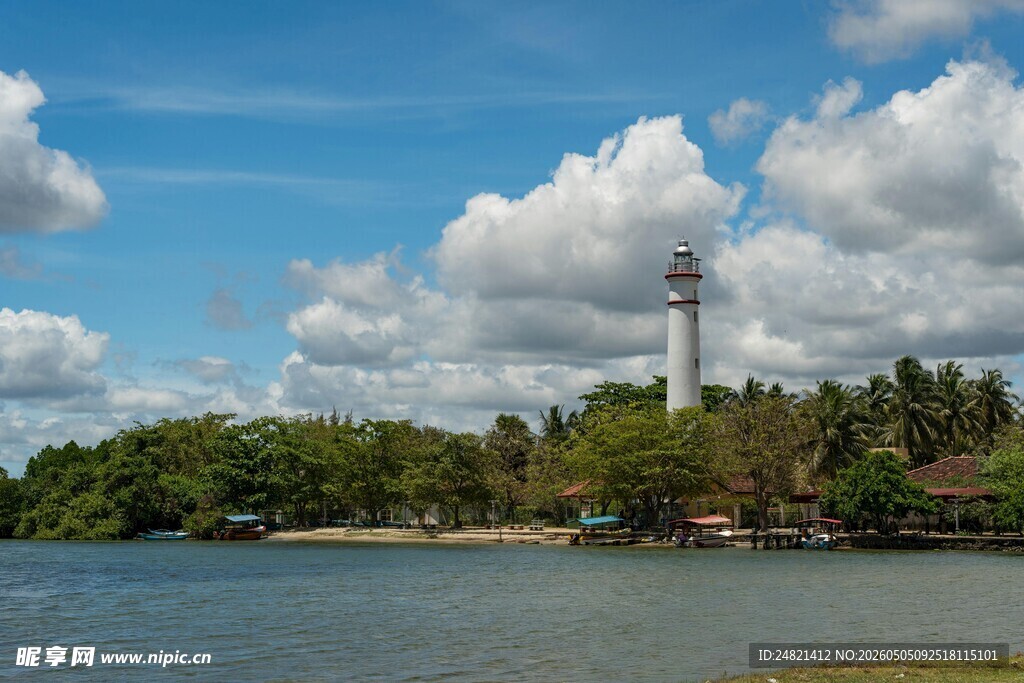 湖畔灯塔蓝天绿树美景